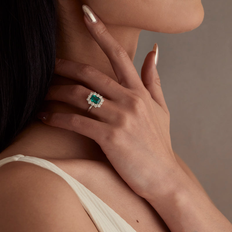 Anello con smeraldo